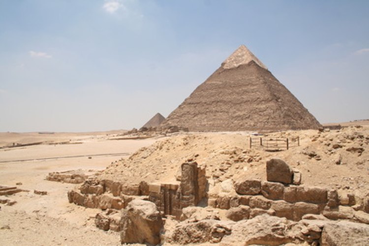 Cubre las paredes con pósters de Egipto o jeroglíficos dibujados a mano en papel marrón.