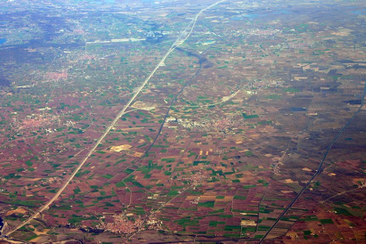 Las carreras en geografía implican la interacción entre la tierra y la gente.
