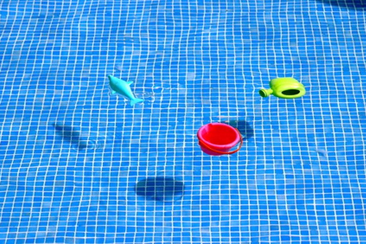 Los juguetes de piscina resisten mejor en una de fibra de vidrio.