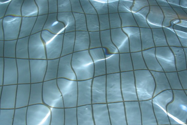 Muchas manchas de piscina pueden eliminarse con cloro y cepillado adicional.