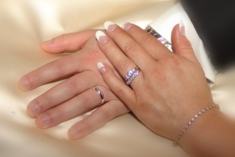 El juego de anillos de matrimonio se usa en la mano izquierda.