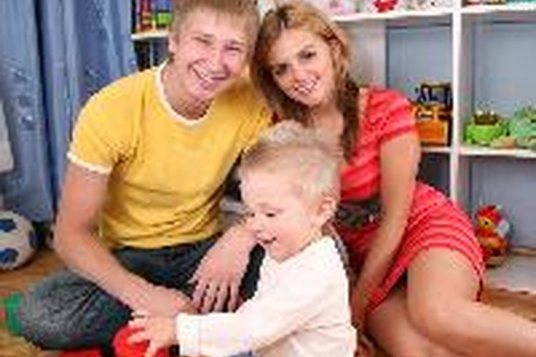 Los padres pueden trabajar con los niños pequeños para aprender nuevas habilidades.