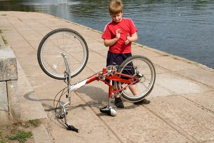 Los dedos curiosos untan grasa en la ropa de ciclismo.