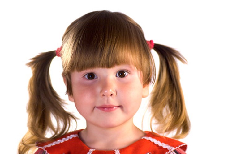 Utiliza aliento y elogio para lograr que tu niño de 4 años de edad use el inodoro.