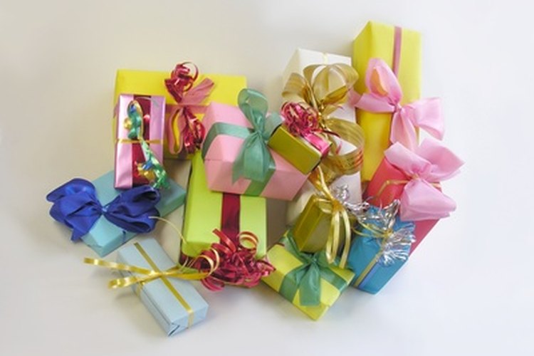 Hay varios regalos tradicionales de los cuales puedes elegir para regalar en un bautismo.