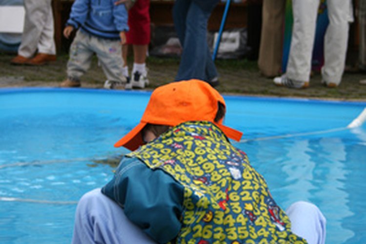 Los que tienen una piscina advierten que el cloro líquido que compraron tiene un olor y un color que les resulta familiar.