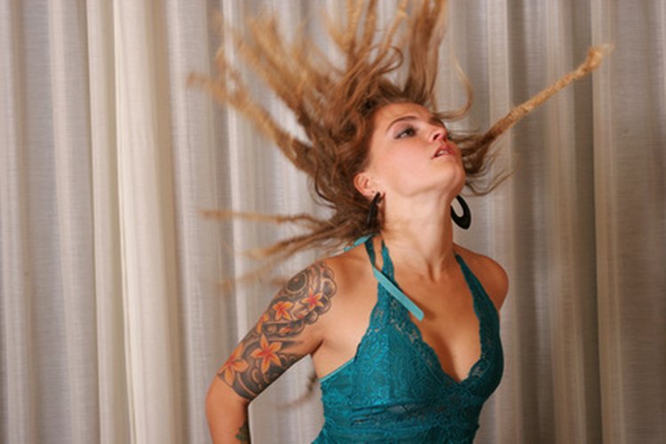 Las flores del tatuaje de esta mujer pobablemente fueron rellenadas con un sombreador redondo.