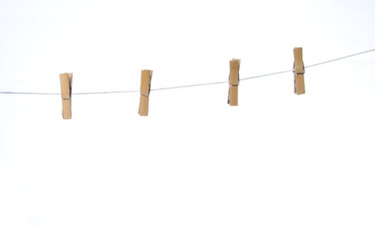 El juego del tendedero de ropa, desafía a los invitados a colgar prendas mientras sus manos están ocupadas.