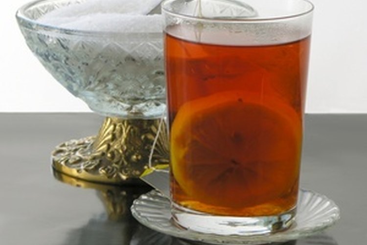 Revolver el azúcar en té helado es una de las formas en las que se disuelven las sustancias en la vida cotidiana.