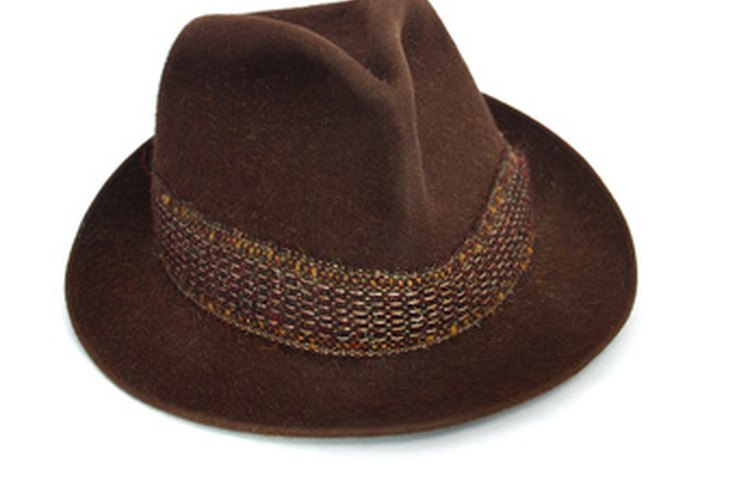 El sombrero fedora es favorecedor para la mayoría de formas faciales.