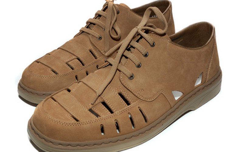 Zapatos cafés claro.