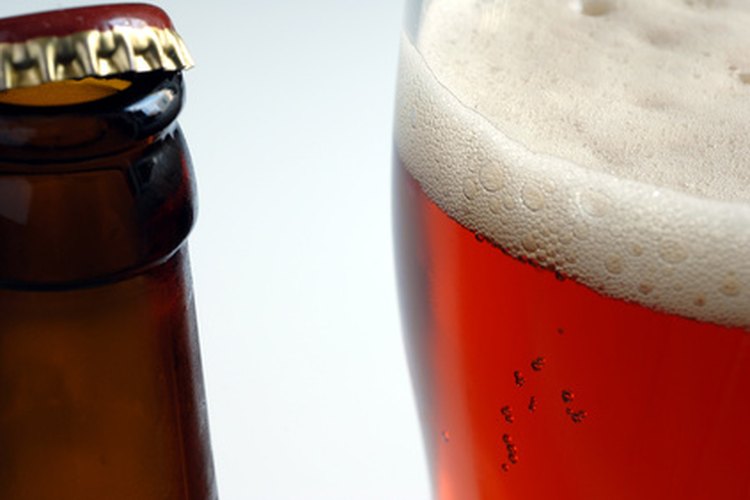 Hacer tu propio alcohol puede ser sencillo con un par de ingredientes de la tienda de abarrotes y artículos del hogar.