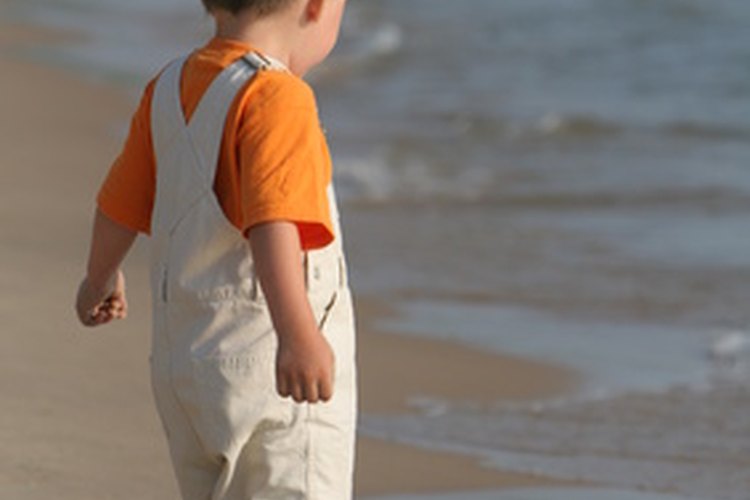 Siempre mantén a los niños cerca al nadar en un lago.