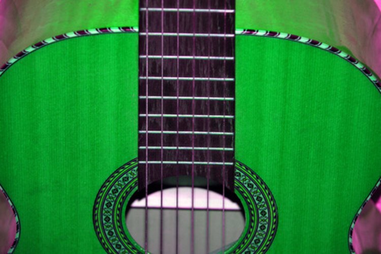 Pintar tu guitarra acústica le añade individualidad.