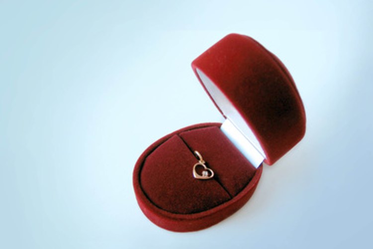 Hacerte regalos podría ser una señal de que tu marido te engaña.