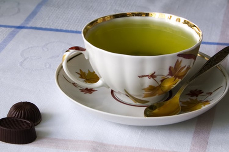 Una taza de té caliente para aliviar tu garganta.