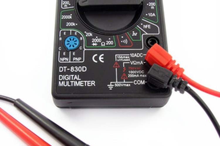 Un multímetro digital mide voltaje, corriente y ohmios (resistencia) es un excelente instrumento para verificar los termostatos.