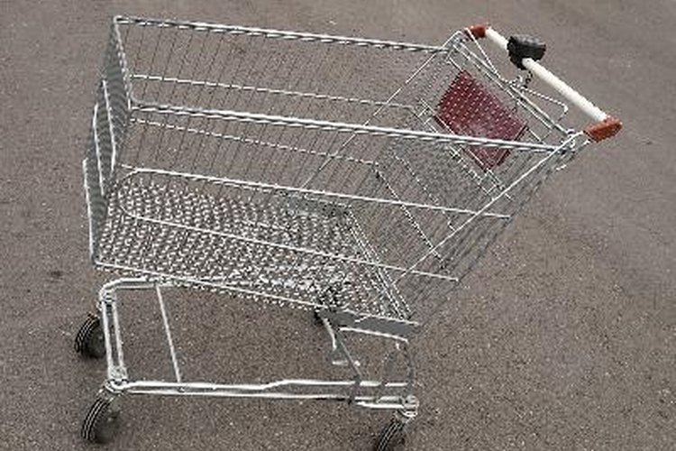 Llevar tus compras del carrito al baúl del auto sin utilizar bolsas de plástico, es una manera efectiva de evitar su uso.