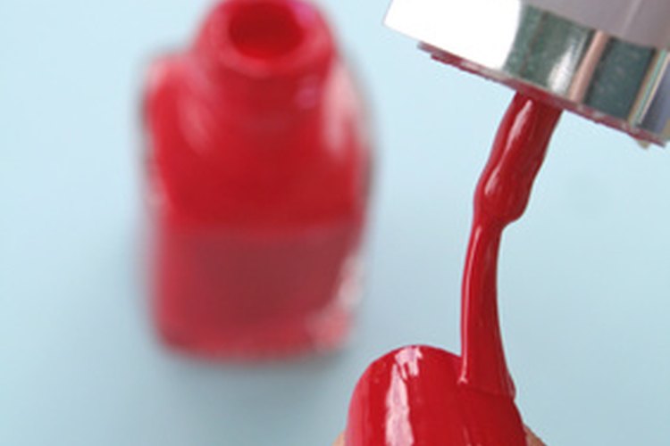 Usa endurecedor de uñas antes de aplicar esmalte.