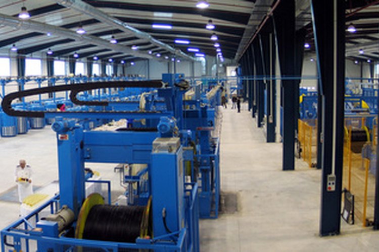 Los ingenieros de fabricación industrial mejoran las fábricas y su producción.
