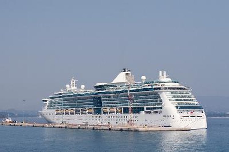 El Carnival Miracle ofrece una travesía de dos días y una noche.
