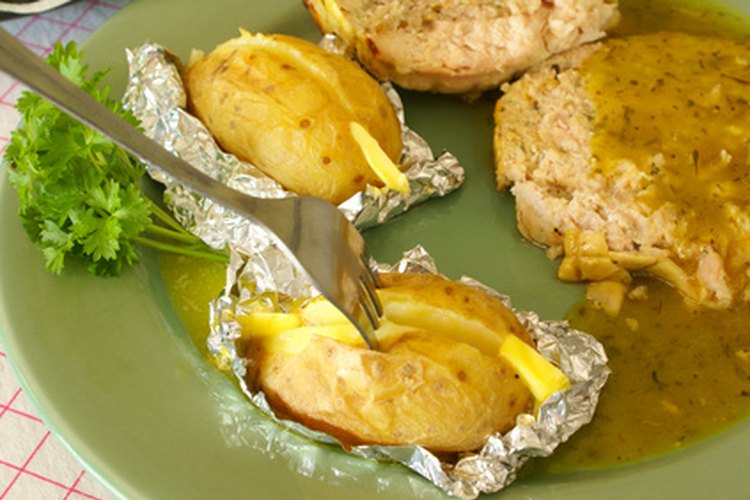 Cómo cocinar papas envueltas en aluminio en una parrilla a gas | Cómo cocinar papas envueltas en aluminio en una parrilla a gas |