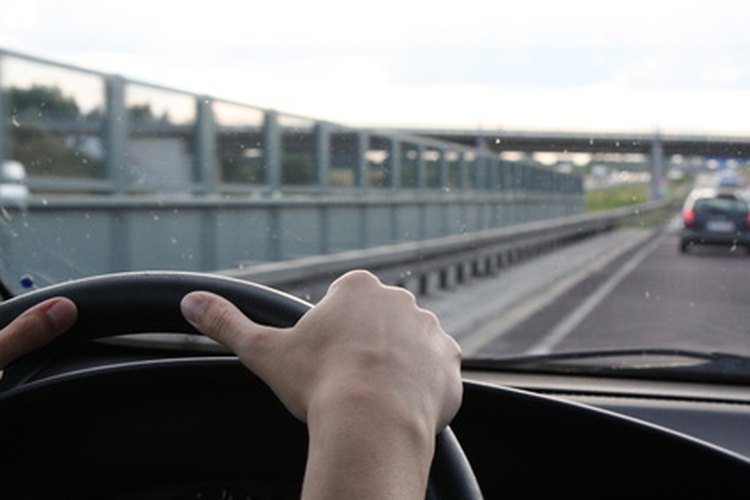 A los 18 años un adulto joven puede comprar un coche o una casa, y firmar documentos legales.