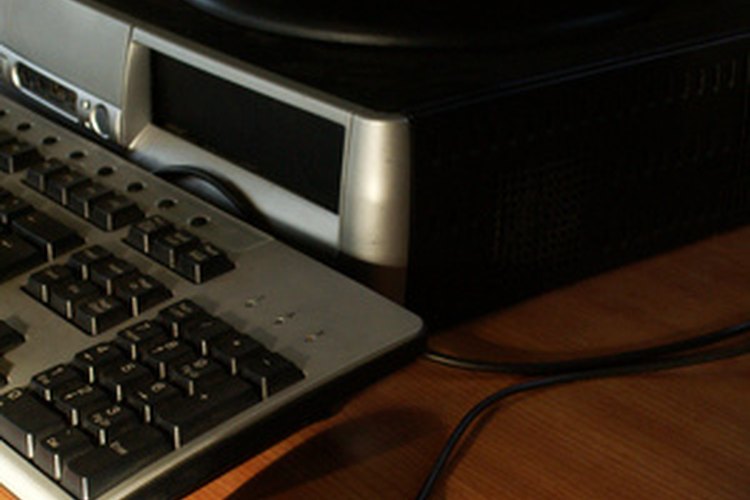 Un suscriptor de seguros trabaja principalmente en una computadora.