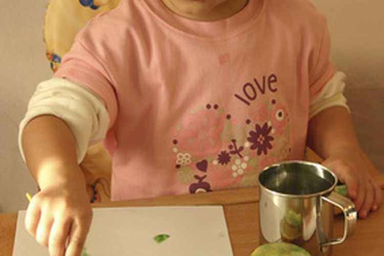El sitio web Kinderart sugiere simplemente pintar y dibujar, moldear con plastilina.