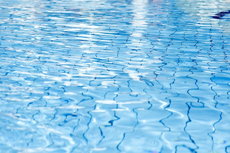 Podrías usar blanqueador para desinfectar el agua de tu piscina, pero no obtendrás ningún beneficio económico.