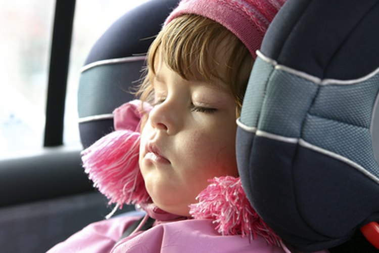 Los dispositivos de retención infantil adecuados ayudan a proteger contra lesiones en accidentes automovilísticos.