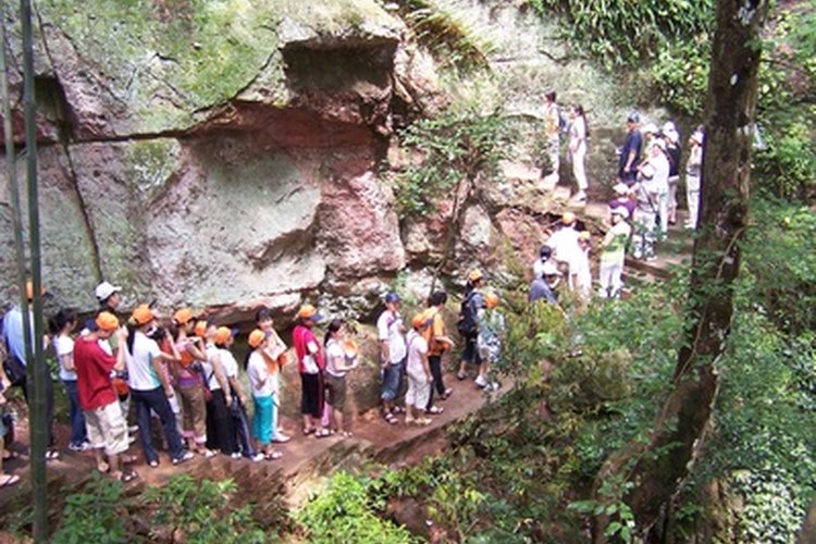 El turismo abundante y mal manejado causa daños al ambiente.