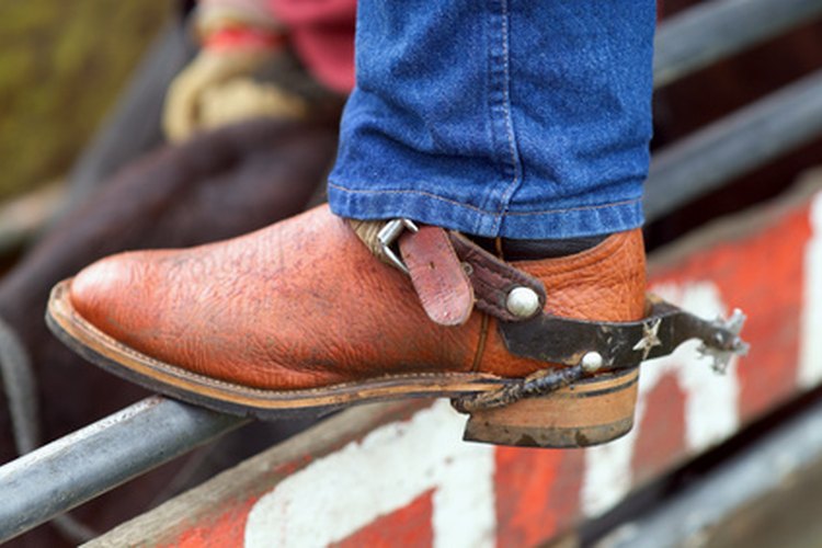Los roper tienen tacones angulares y puntas redondeadas o cuadradas.