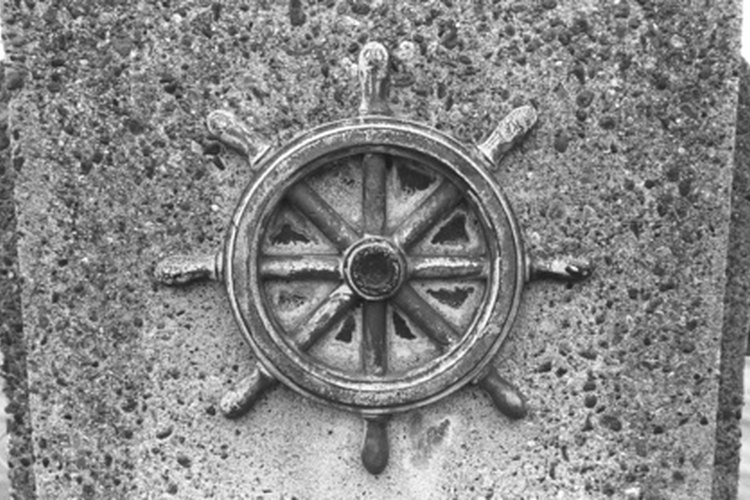 Una rueda de timón de nave tiene 8 o más asas.
