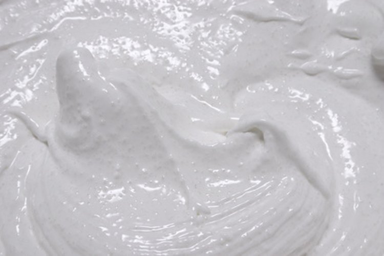 La mousse de claras de huevo casera es divertida y fácil de hacer.