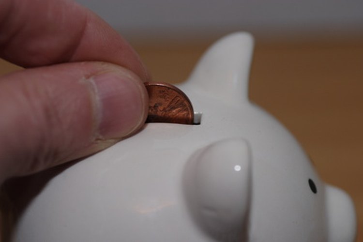Abre una cuenta bancaria para tu bebé para ahorrar dinero para su futuro.