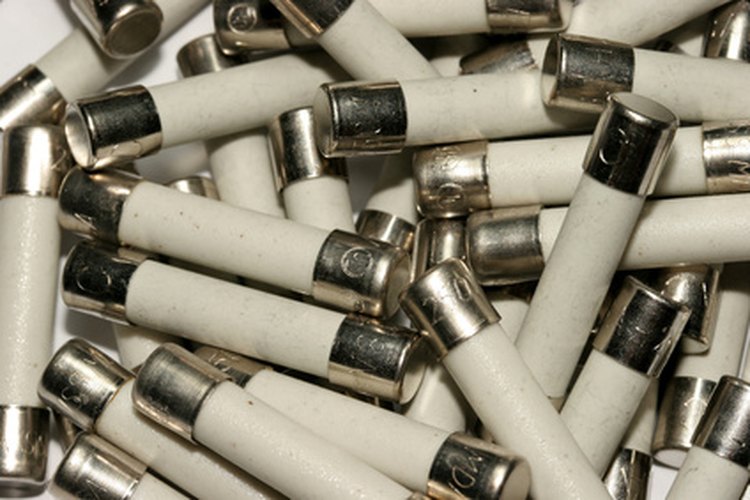 Los fusibles se colocan dentro del circuito eléctrico para proteger electrodomésticos y equipos.