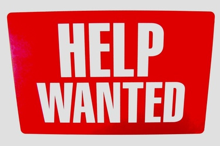 Busca las oportunidades de empleo de KFC en línea o pide una solicitud en persona dentro del restaurante.