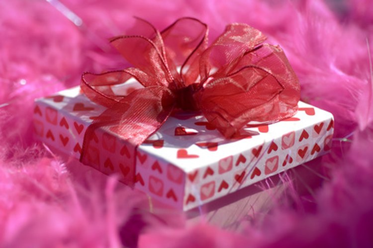Compra el material para las boas de plumas en tiendas que vendan tela.