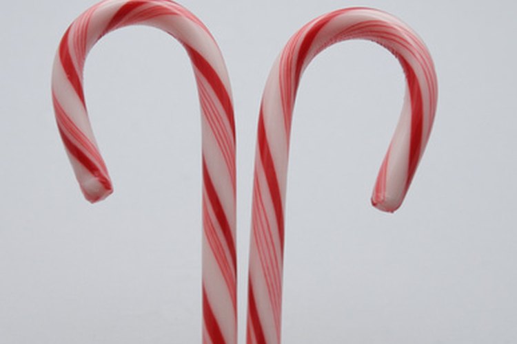 Los bastones de caramelo se pueden utilizar para jugar en la fiesta de Navidad.