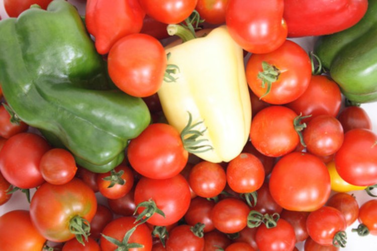 Los niños pueden disfrutar de cultivar verduras para beneficiar un centro de distribución de alimentos gratuito.