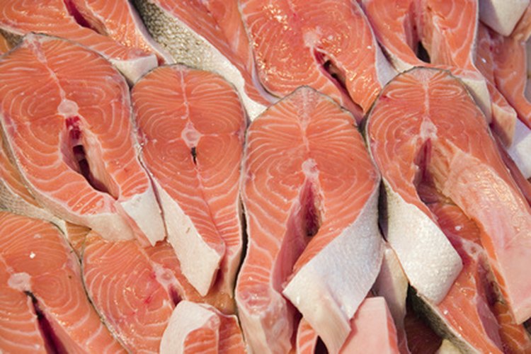 El salmón se ahúma en rodajas.