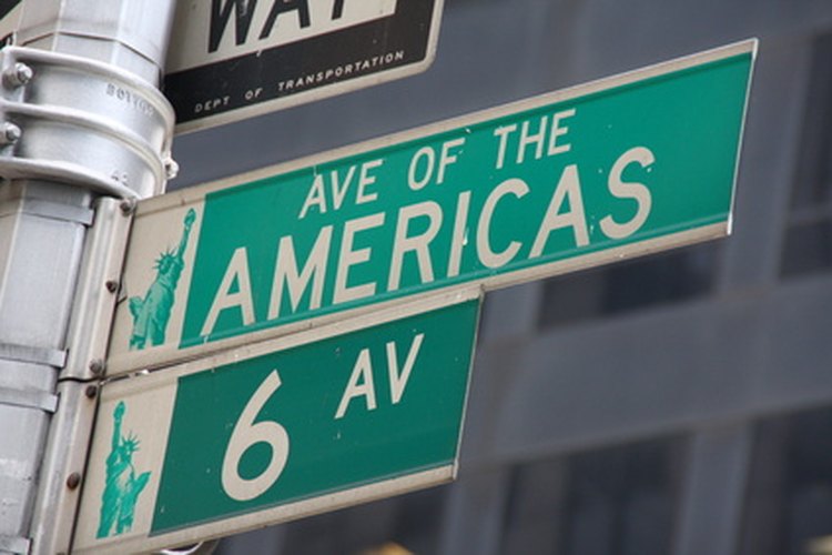 En la Sexta Avenida de Manhattan hay muchas empresas.