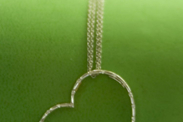 Haz un exhibidor de collares que sea adecuado para tu espacio pequeño.