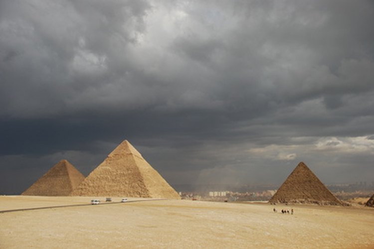 Las pirámides egipcias proveen una conexión visible entre la tierra y los dioses inmortales en el cielo.