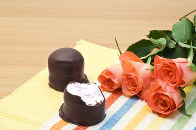 Las flores y chocolates son un regalo romántico tradicional.