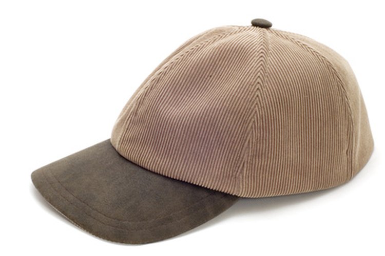 Eliminar las arrugas de una gorra de béisbol es un proceso fácil.