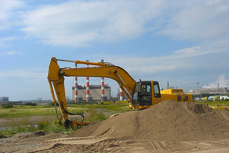 Muchos operadores de equipamiento pesado están capacitados para manejar retroexcavadoras.
