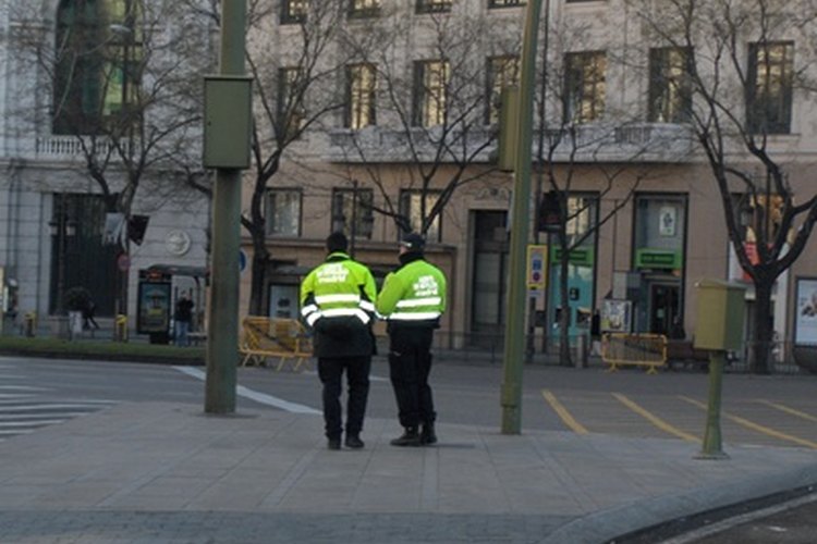 Las fuerzas policiales locales y estatales no suelen aplicar la ley inmigratoria y no se involucran en interrogar a los arrestados sobre su estatus inmigratorio