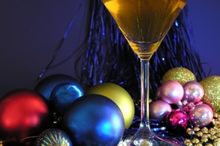 Sirve bebidas con mezcla de vino a tus invitados en una celebración de días festivos.